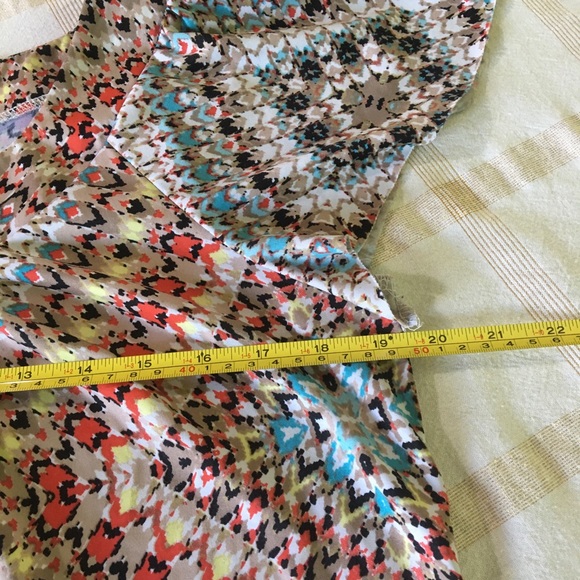 🎁2/$12 LG AB STUDIO MULTI-COLOR SCOOP NECK WING HEM TOP - Picture 9 of 12